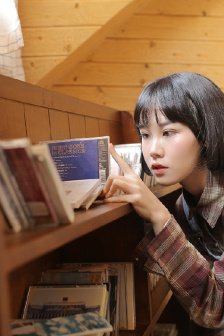 高中班级宠物女孩小诗